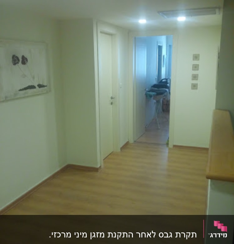 מסדרון עם קירות גבס ודלתות לבנות